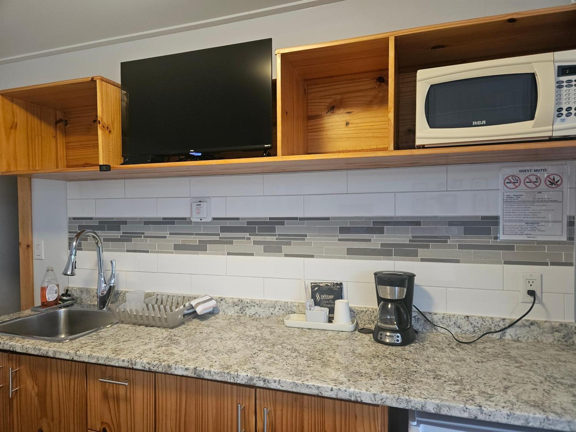 Quest Motel Whitewood Bagian luar foto